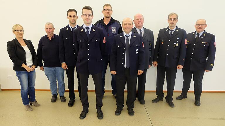 Bürgermeisterin Judith Dekant, Meinhard Klopf, Marco Kaufmann, Dominik Seufert, Daniel Bauernschubert, Mathias Koch, Bernd Klöffel, Lothar Seufert und Kreisbrandmeister  Holger Ulrich. Foto: Philipp Bauernschubert       -  Bürgermeisterin Judith Dekant, Meinhard Klopf, Marco Kaufmann, Dominik Seufert, Daniel Bauernschubert, Mathias Koch, Bernd Klöffel, Lothar Seufert und Kreisbrandmeister  Holger Ulrich. Foto: Philipp Bauernschubert