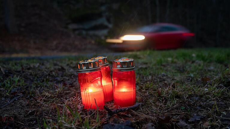 Am Tatort an einer Kreisstraße in Rheinland-Pfalz wurden Kerzen zum Gedenken aufgestellt. Am Montag wurden dort eine Polizistin und ein Polizist bei einer Verkehrskontrolle erschossen. Am Tatort an einer Kreisstraße in Rheinland-Pfalz wurden Kerzen zum Gedenken aufgestellt. Am Montag wurden dort eine Polizistin und ein Polizist bei einer Verkehrskontrolle erschossen.