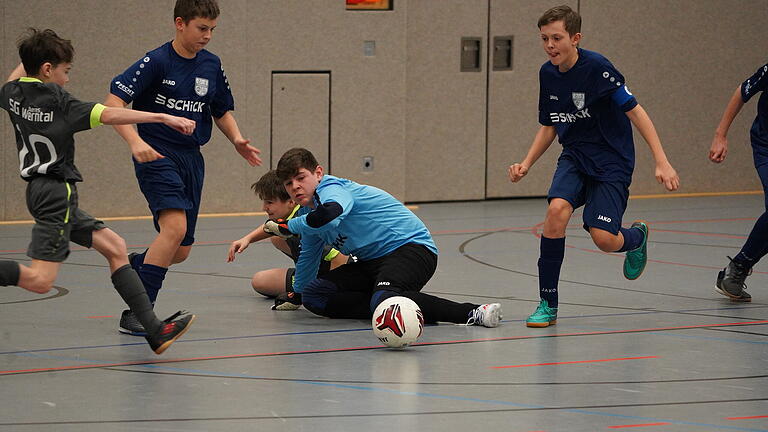Bilderserie vom Josef-Hell-Cup in Oerlenbach       -  Szene aus dem U15-Turnier in der Heglerhalle.