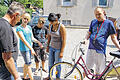 Rad-Monteure: Der Rentner Reinhold Lamparter, die 8. Klässer Celine Studtrucker, Dominic Meckelmann und Sarah Ali sowie Robert Szczotka aus dem Wilhelm-Hoegner-Haus der Arbeiterwohlfahrt (von links), hatten gleich zur Wiedereröffnung des Radlkellers in der Kitzinger Siedlung in der Breslauer Straße 20 einiges zu tun.