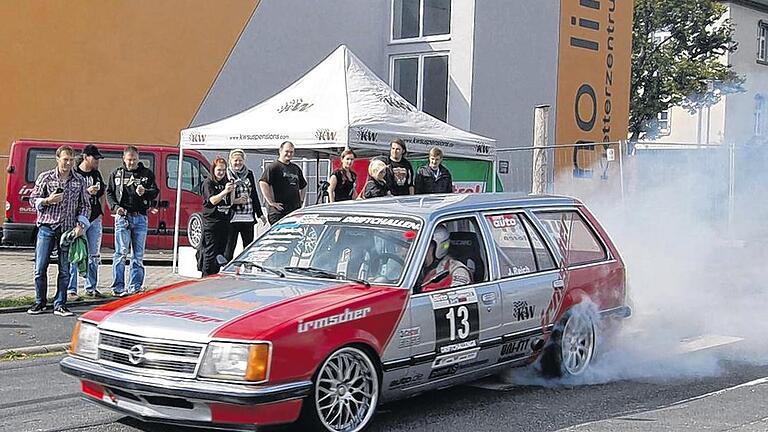 Adrenalin pur: Der deutsche Drift-König Jochen Reich gibt Gas in seinem getunten Opel Commodore beim Drifting, der Kunst des hochtourigen Querfahrens.