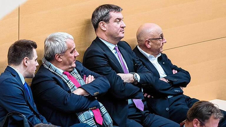 Sitzung bayerischer Landtag       -  Müde Augen im Landtag: der Abgeordnete Andreas Schalk, Bildungsminister Ludwig Spaenle, Finanzminister Markus Söder und der Abgeordnete Alfred Sauter (alle CSU; hinten von links nach rechts)