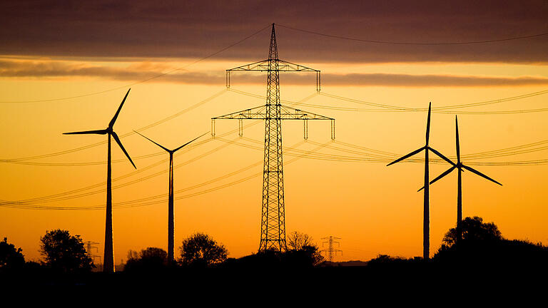 Windenergie       -  Bayerns Pläne zur Energiewende waren ambitioniert. Doch der Ausbau der Öko-Energie lahmt. Die CSU-Regierung rechnet sich die Zahlen trotzdem schön, bemängeln Kritiker.