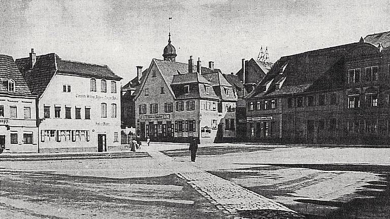 Auf der historischen Aufnahme mit Blick vom Roßmarkt aus ist das markante Eckgebäude (Mitte) am Georg-Wichtermann-Platz, ehemals Postplatz, gut zu erkennen. Es steht heute unter Denkmalschutz, die Eigentümer wollen es wegen des schlechten Zustandes abreißen und einen Neubau errichten.