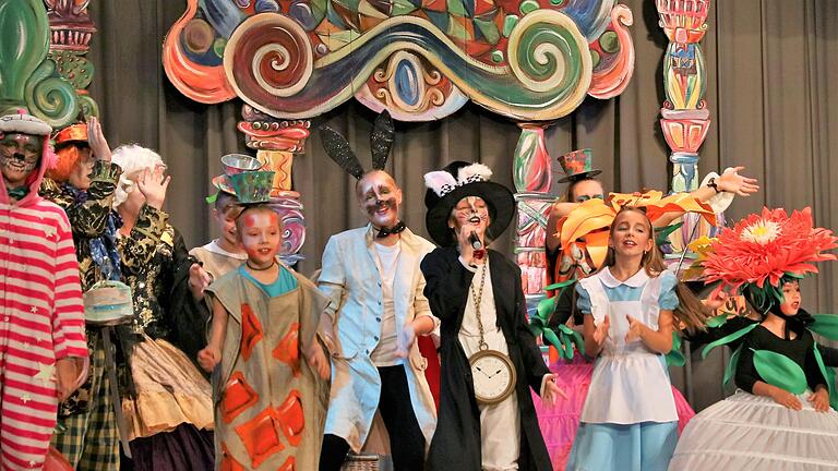 Die deutsch-russische Kinder- und Jugendtheatergruppe 'Skomorochi' aus Erlangen begeisterte beim 3. Volkstheaterfestival in Sömmersdorf mit 'Alice Fantasieland'