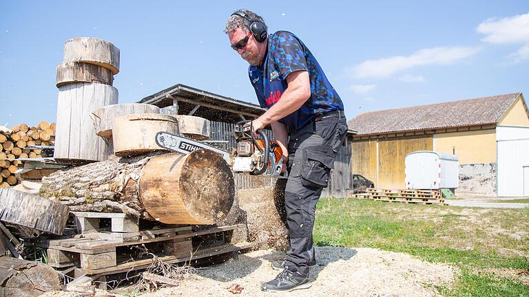Nach wenigen Sekunden fliegt mit der Motorsäge die erste Holzscheibe auf den Boden. Nach wenigen Sekunden fliegt mit der Motorsäge die erste Holzscheibe auf den Boden.