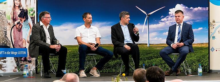 Die Expertenrunde der Projektpartner. Im Bild von links: Reinhold Stahl, Verbandsvorsitzender Zweckverband zur Wasserversorgung der Rhön-Maintal-Gruppe, Norbert Zösch, Geschäftsführer Stadtwerk Haßfurt, Thomas Kästner, Geschäftsführer Stadtwerke Schweinfurt, und Andreas Kirchner, Abteilungsleiter Wasserwirtschaftsamt Bad Kissingen.