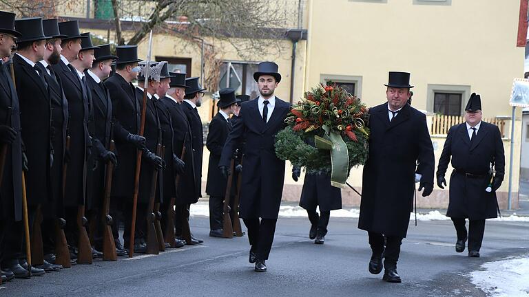 Mit dem Sebastiani-Gelübde gedenken die Oberschwarzacher alljährlich der schlimmen Ereignisse im Jahr 1611. Eine bewaffnete Bürgerwehr zieht, gekleidet in Gehrock und mit Zylinder, auf und erneuert ihren Dank an den Heiligen Sebastian. So auch am Sonntag, als nach dem Gottesdienst am Ehrenmal ein Kranz abgelegt wurde, zu Ehren der Opfer der Pest und auch aller Kriege.