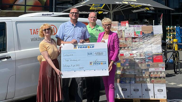 Mit dem symbolischen Spendenscheck (von links):&nbsp; Susanne Kolbert, Vorsitzende der Tafel Würzburg, Marco Trabold, Inhaber der Trabold Frischemärkte, Uwe Ressel, Mitarbeiter der Tafel, und Landtagsabgeordnete Andrea Behr.