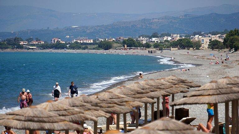 Griechenland - Strand von Chania       -  Touristen profitieren in den kühleren Monaten vom milden Klima auf Kreta.