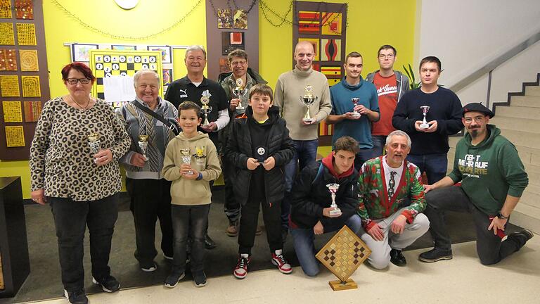 Erfolgreich am Schachbrett: Christa Heilmann (Beste Dame, Hobbyturnier, Steinsfeld), Michael Hofstetter (Ältester Teilnehmer, Hobbyturnier, Gerolzhofen), Luca Schönwälder (Jüngster Teilnehmer, Kleinsteinach), Wolfgang Max Schmitt (3. Platz Vereinsturnier, SK 1933 Bad Neustadt), Oliver Edwards (2. Platz, Vereinsturnier, Dicker Turm Münnerstadt), Jan Schinzel (Pechvogel, Hobbyturnier, Gerolzhofen), Christian Rink (1.Platz Vereinsturnier, mittlerweile vereinslos), Valentin Schwinn (1. Platz Hobbyturnier, Königsberg), Florian Appel, (3. Platz Hobbyturnier, Untertheres), Thomas Reis (Organisation, SK Kriegshaber Augsburg), Michael Neuß (Organisation, Schiedsrichter Hobbyturnier, Schachclub Knetzgau), Manuel Wondra (2.Platz Hobbyturnier, Obertheres), Stefan Heilmann (Organisation, Schiedsrichter Vereinsturnier, Schachclub Knetzgau). Erfolgreich am Schachbrett: Christa Heilmann (Beste Dame, Hobbyturnier, Steinsfeld), Michael Hofstetter (Ältester Teilnehmer, Hobbyturnier, Gerolzhofen), Luca Schönwälder (Jüngster Teilnehmer, Kleinsteinach), Wolfgang Max Schmitt (3. Platz Vereinsturnier, SK 1933 Bad Neustadt), Oliver Edwards (2. Platz, Vereinsturnier, Dicker Turm Münnerstadt), Jan Schinzel (Pechvogel, Hobbyturnier, Gerolzhofen), Christian Rink (1.Platz Vereinsturnier, mittlerweile vereinslos), Valentin Schwinn (1. Platz Hobbyturnier, Königsberg), Florian Appel, (3. Platz Hobbyturnier, Untertheres), Thomas Reis (Organisation, SK Kriegshaber Augsburg), Michael Neuß (Organisation, Schiedsrichter Hobbyturnier, Schachclub Knetzgau), Manuel Wondra (2.Platz Hobbyturnier, Obertheres), Stefan Heilmann (Organisation, Schiedsrichter Vereinsturnier, Schachclub Knetzgau).