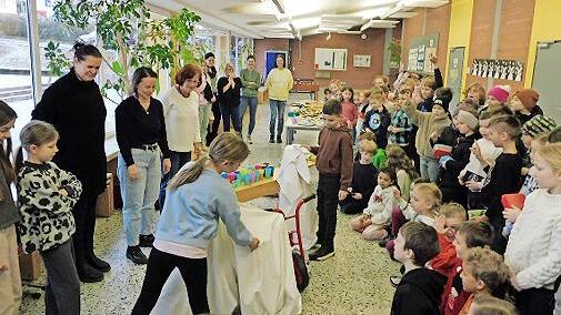Unter Tüchern versteckt: Die neuen Fahrzeuge für die Schüler.       -  Unter Tüchern versteckt: Die neuen Fahrzeuge für die Schüler.
