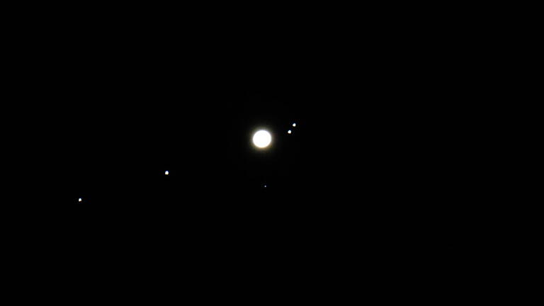 Jupiter mit den vier galileischen Monden, aufgenommen mit dem Spiegelteleskop der Privatsternwarte in Bischbrunn.