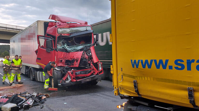 Vollsperrung der A 3 nach Lkw-Unfall