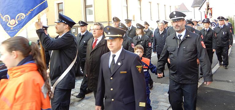 Mit Fahnenabordnungen zogen die Lengfelder Feuerwehrleute zum Festgottesdienst in Alt.-St. Laurentius ein. Rechts im Bild Vorsitzender Alexander Keller mit Sohn Jonas, links davon Bürgermeister Adolf Bauer und der langjährige Landtagsabgeordnete Herbert Franz.