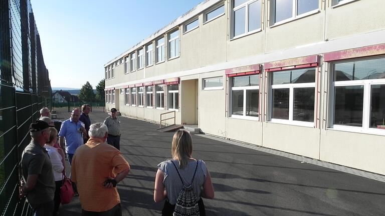 Über einen Zeitraum von circa dreieinhalb Jahren wird die Containerschule in Hohenroth benötigt werden. Nun soll sie ein wenig aufgehübscht werden.