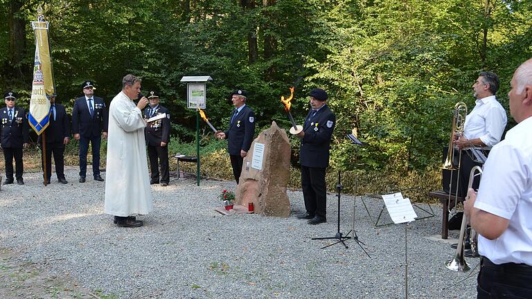 Pastoralreferent Alexander Wolf erteilt dem neuen Gedenkstein, der an Alfred Surau erinnert, den kirchlichen Segen.