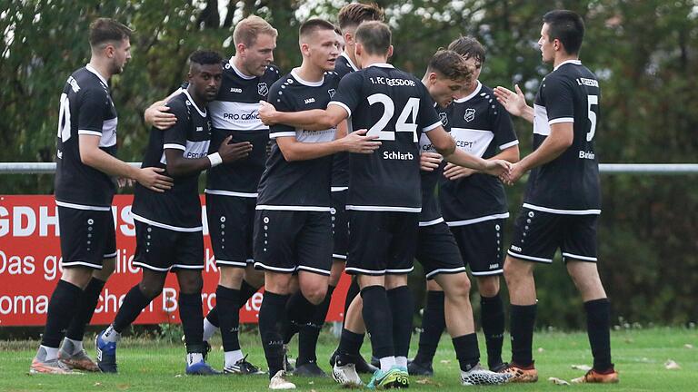 Geesdorfer Spieler beim Torjubel: Die aktuelle Mannschaft fällt nach dieser Saison, die voraussichtlich mit dem Abstieg aus der Bayernliga endet, auseinander. Deshalb verzichtet der FC Geesdorf auch darauf, eine Mannschaft für die Landesliga zu melden.