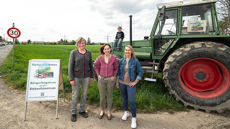 Zuversichtlich: Die Initiatorinnen (von links) Kathrin May, Ulrike Schneider und Anette Klotzek (Xaver May sitzt auf dem Traktor) für ein Bürgerbegehren gegen ein Einkaufszentrum in Oberndorf haben schon mehrere tausend Unterschriften gesammelt.