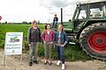 Zuversichtlich: Die Initiatorinnen (von links) Kathrin May, Ulrike Schneider und Anette Klotzek (Xaver May sitzt auf dem Traktor) für ein Bürgerbegehren gegen ein Einkaufszentrum in Oberndorf haben schon mehrere tausend Unterschriften gesammelt.