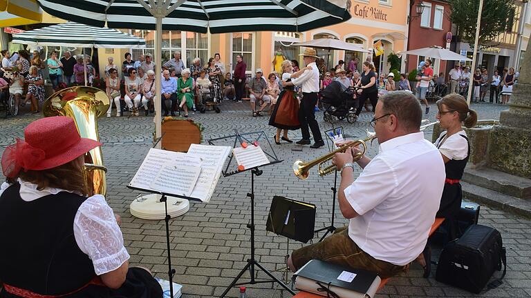 Zur Musik der Walder Dorfmusik durfte am Spitalplatz auch getanzt werden.