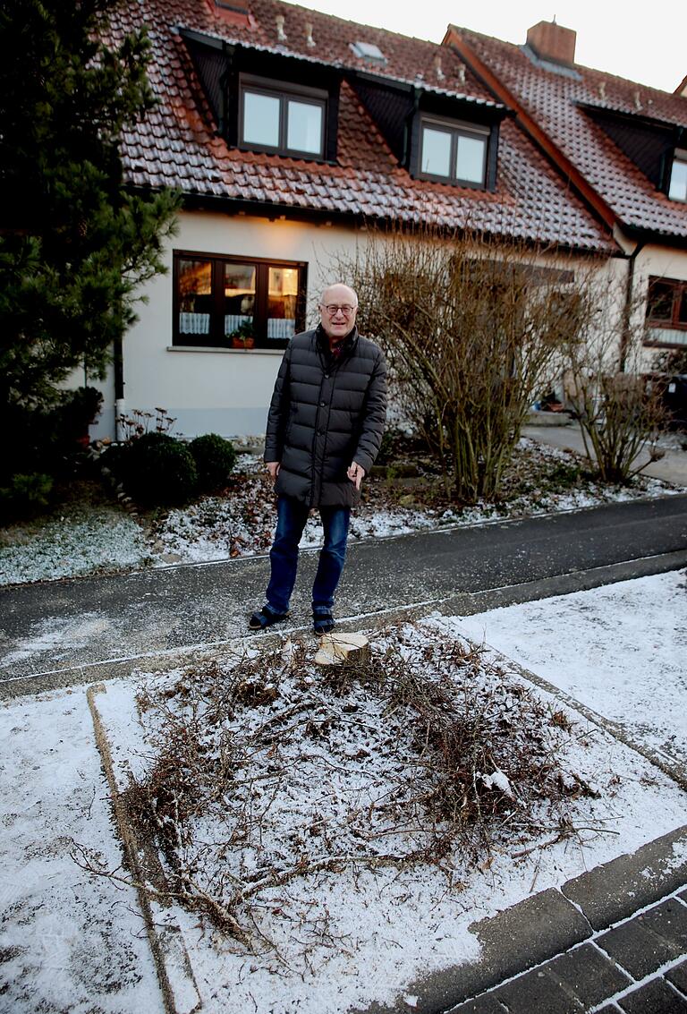 Der Veitshöchheimer Wolfgang Kunkel, beruflich als Rechtsanwalt tätig, ist empört: Am Donnerstag letzter Woche fällten Mitarbeiter des gemeindlichen Bauhofes  in einer Parkbucht vor seinem Haus in der Helen-Keller-Straße für ihn ohne ersichtlichen Grund und ohne vorherige Information eine weit über 30 Jahre alte, nach seiner Meinung völlig intakte Linde.