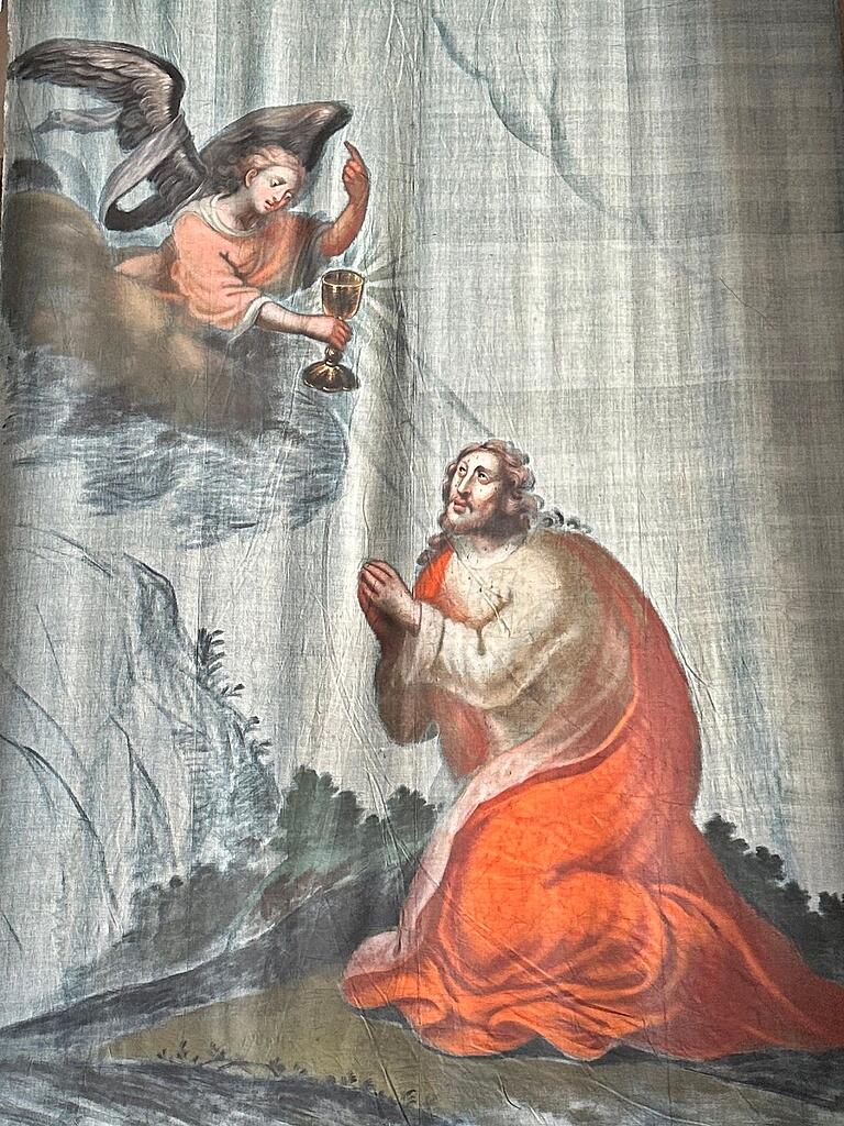 Das Bild am rechten Seitenaltar widmet sich der Ölbergszene. Auf einer Wolke ist ein Engel zu sehen, der dem knienden Jesus einen Kelch reicht. Das Bild am rechten Seitenaltar widmet sich der Ölbergszene. Auf einer Wolke ist ein Engel zu sehen, der dem knienden Jesus einen Kelch reicht.