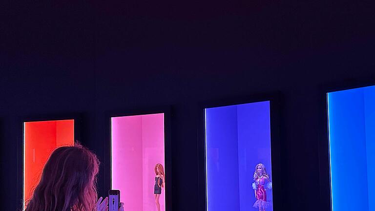 Barbie-Ausstellung im Londoner Design Museum - Mehr als 180 Barbies sind ausgestellt. Barbie-Ausstellung im Londoner Design Museum - Mehr als 180 Barbies sind ausgestellt.