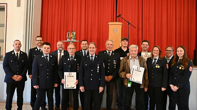 Auch zu den Ehrungen des Feuerwehrvereins, die auf langjähriger Mitgliedschaft fußen, gratulierte die Führung der Freiwilligen Feuerwehr Kleinrinderfeld und die Landkreisführung. Auch zu den Ehrungen des Feuerwehrvereins, die auf langjähriger Mitgliedschaft fußen, gratulierte die Führung der Freiwilligen Feuerwehr Kleinrinderfeld und die Landkreisführung.