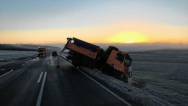 Manchmal geraten die, die unsere Straßen vor Glatteis schützen sollen, selbst ins Schlittern: Auf der Staatsstraße zwischen Steinbach und Wiesenfeld rutscht an einem Morgen, an dem die Straßen spiegelglatt sind, ein Streufahrzeug in den Graben. Trotzdem werden der Polizei an jenem Tag keine weiteren Glätteunfälle gemeldet.