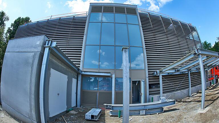 Das neue Parkhaus an der Mainberger Straße in Schweinfurt, hier ein Bild von Ende Juli, ist fast fertig und wird Ende Oktober eröffnet. Es soll Entlastung für die Parksituation rund um das Leopoldina Krankenhaus schaffen. Das neue Parkhaus an der Mainberger Straße in Schweinfurt, hier ein Bild von Ende Juli, ist fast fertig und wird Ende Oktober eröffnet. Es soll Entlastung für die Parksituation rund um das Leopoldina Krankenhaus schaffen.