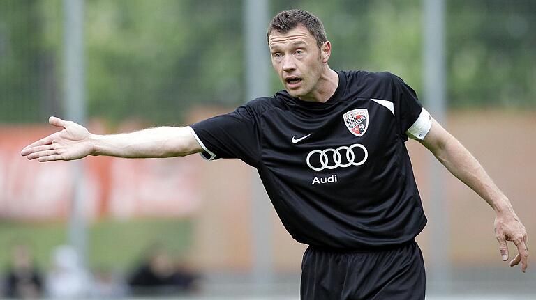 Da geht's lang: Ralf Keidel, hier im Trikot des FC 04 Ingolstadt, war als defensiver Mittelfeldspieler auch als Dirigent gefragt.