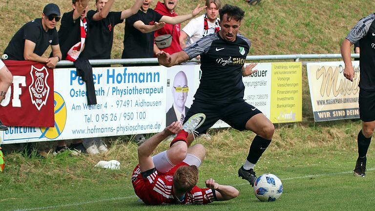 Linksaußen Kenan Yeniay (im Bild, hier noch im Trikot des TSV Forst im Relegationsspiel gegen die SpVgg Hösbach Bahnhof) verstärkt künftig die Freien Turner Schweinfurt.