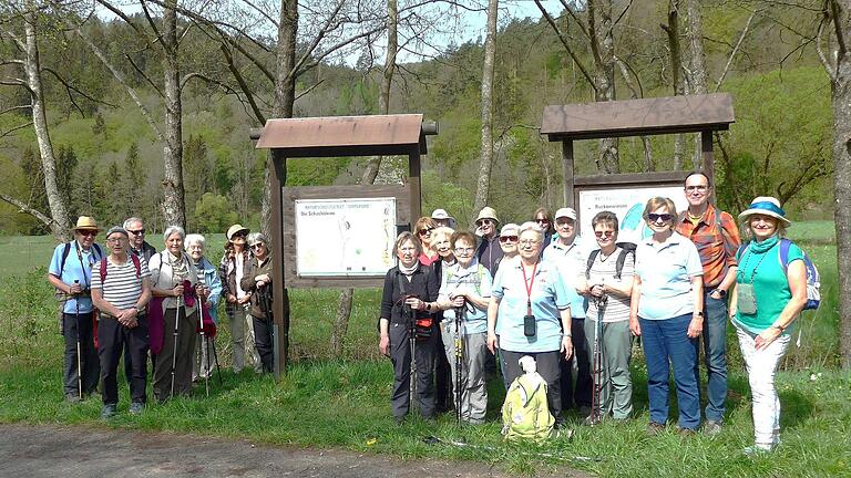 Die Wandergruppe bei den Informationstafel über das Naturschutzgebiet Sinngrund.