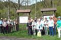 Die Wandergruppe bei den Informationstafel über das Naturschutzgebiet Sinngrund.