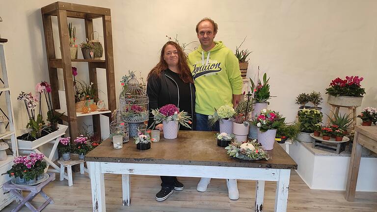 Daniela und Christian Hofmann in ihrem neuen Selbstbedienungs-Blumenladen.