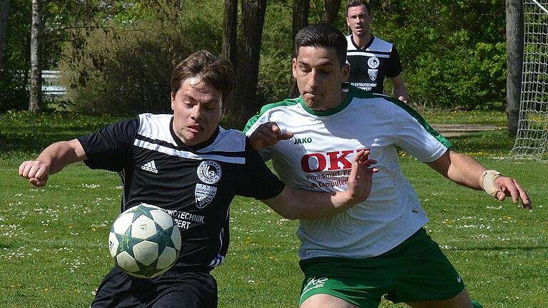 Nur den Ball im Blick: Alessandro Miano von der DJK Schweinfurt (rechts) und der Sommeracher Moritz Braun im Duell.