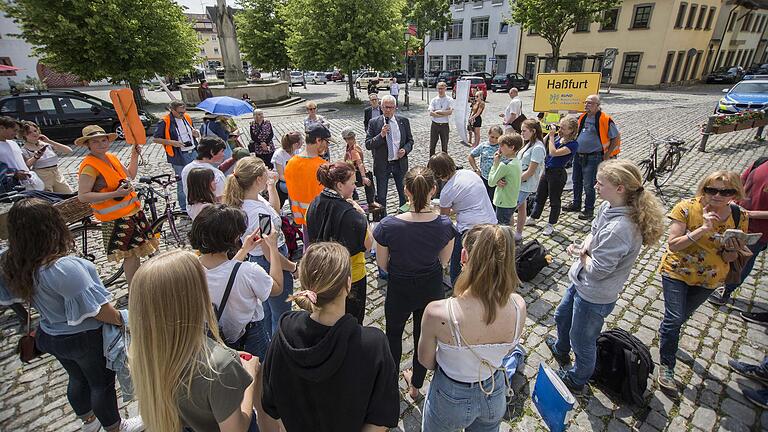 Bereits in den vergangenen Monaten fanden immer wieder Klima-Demos in Haßfurt statt. Auch Bürgermeister Günther Werner zeigte Solidarität mit den Jugendlichen.