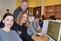 Im Informatik-Unterricht am Hammelburger Frobenius-Gymnasium sollen die Schülerinnen und Schüler Spiele am Computer programmieren. Hannah Eckert und Joshua Sell (vorn) zeigen, was sie an kreativen Ideen drauf haben. Im Bild mit Landrat Thomas Bold.