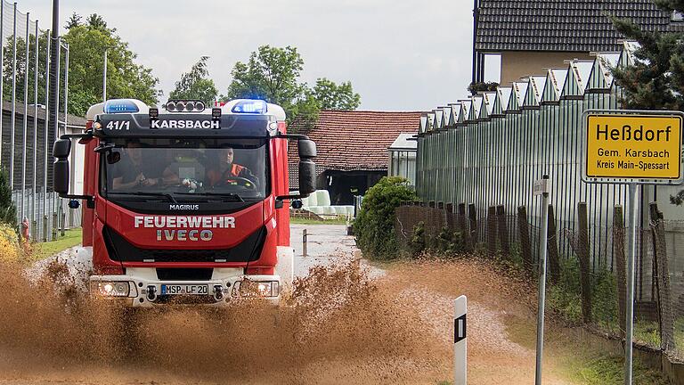 Ein schweres Gewitter mit Starkregen setzte am Samstagnachmittag mehrere Straßen im Karsbacher Ortsteil Heßdorf unter Wasser. Die Feuerwehren waren gefordert.