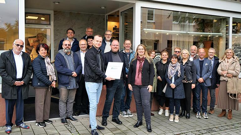 Bei einem Treffen von Augenoptik-Fachhändlern in Marktheidenfeld erhielten Claus und Géraldine Barrois (Mitte) von Optik Wolf den Mittelstandspreis der IGA OPTIC.