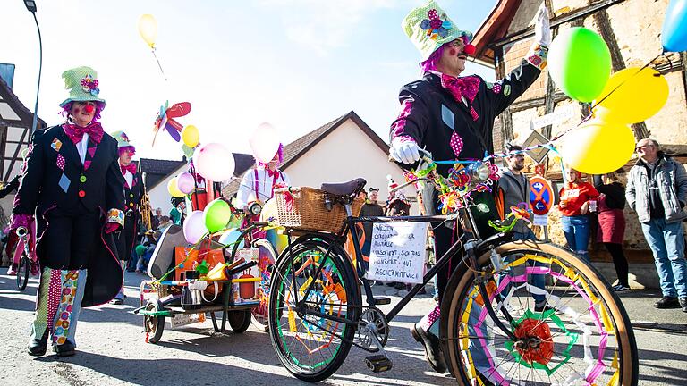 Beim Faschingsumzug in Wargolshausen feiern Groß und Klein ein buntes Fest mit vielen Umzugswagen, Bratwurst und Getränken und den unterschiedlichsten Kostümen.