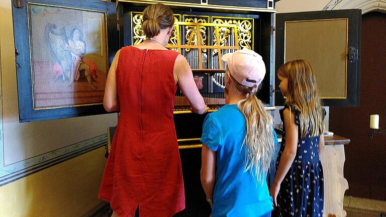 Museumsleiterin Ulrike Röhrig mit den jungen Gästen vor dem Manderscheidt Positiv.