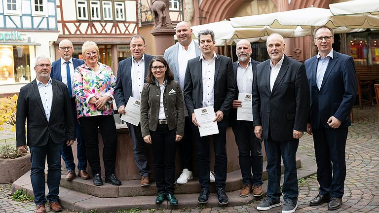 Nach der Übergabe der Urkunden (von links): Karl-Heinz Hofmann (Bürgermeister Wiesthal), Jürgen Lippert (Bürgermeister Gemünden), Lioba Zieres (Bürgermeisterin Obersinn, komm. Verdienstmedaille in Bronze), Harald Merz (Wiesthal, komm. Dankurkunde), Landrätin Sabine Sitter, Stefan Kunkel (Wiesthal, komm. Dankurkunde), Andreas Keller (Wiesthal, komm. Dankurkunde), Matthias Väth (Esselbach, komm. Dankurkunde), Erwin Feser (Arnstein, komm. Dankurkunde Silber) sowie Bertram Wolf (Arnstein, 2. Bürgermeister).