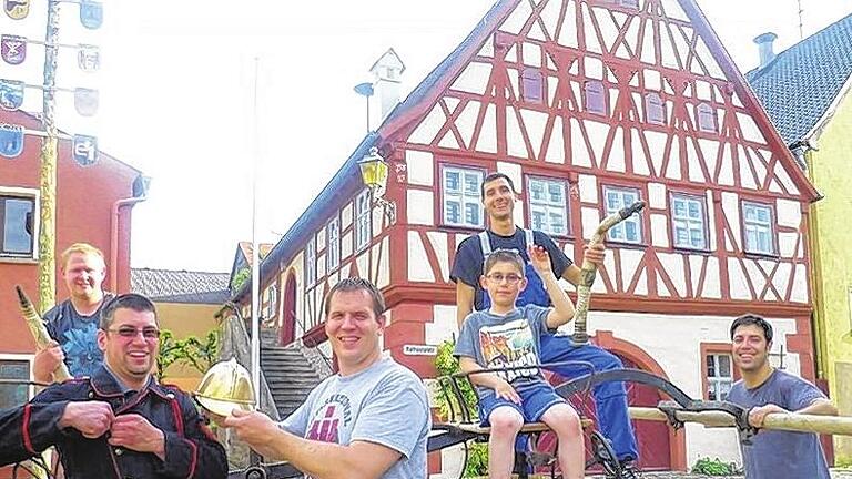 Relikte aus alter Zeit: Für die Feier zum 140-jährigen Bestehen der Feuerwehr stöbern Steffen Popp, Jürgen Reindl (hinten), Christian Markgraf (rechts) und die Kommandanten Andreas Markgraf (links) und Bastian Michel in der Geschichte der Riedenheimer Wehr. Mit auf dem Bild Noah Markgraf. Relikte aus alter Zeit: Für die Feier zum 140-jährigen Bestehen der Feuerwehr stöbern Steffen Popp, Jürgen Reindl (hinten), Christian Markgraf (rechts) und die Kommandanten Andreas Markgraf (links) und Bastian Michel in der Geschichte der Riedenheimer Wehr. Mit auf dem Bild Noah Markgraf.