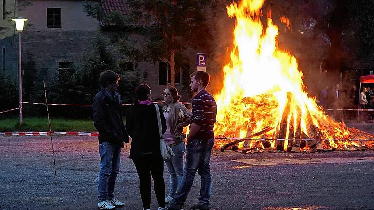 Die Feuerwehr Mellrichstadt hat auf der Streuwiese bereits am Samstag den Stapel mit geeignetem Holz aufgebaut und angezündet. Natürlich hat die Truppe die Verantwortung für das kontrollierte Abbrennen übernommen.