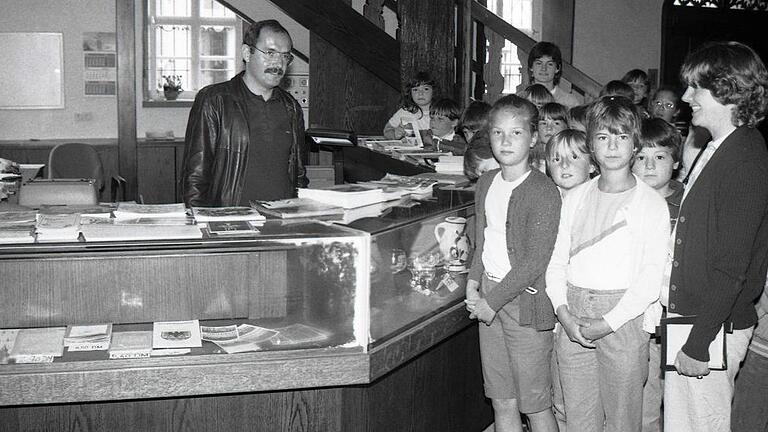 1984 wurde das Verkehrsamt im Erdgeschoss des Alten Rathauses eröffnet. Walter Hornung war damals der erste hauptamtlicher Verkehrsamtsleiter dabei.