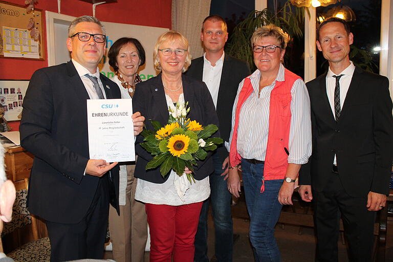 Lieselotte Feller wurde bei der CSU Gerolzhofen für 50-jährige Mitgliedschaft geehrt. Im Bild (von links) Ortsvorsitzender Markus Reuß, die stellvertretende CSU-Kreisvorsitzende Christine Bender, Lieselotte Feller, Marcel Schmidt (stellvertretender Ortsvorsitzender), Maria Bauer (stellvertretende Ortsvorsitzende) und Bürgermeister Thorsten Wozniak. Lieselotte Feller wurde bei der CSU Gerolzhofen für 50-jährige Mitgliedschaft geehrt. Im Bild (von links) Ortsvorsitzender Markus Reuß, die stellvertretende CSU-Kreisvorsitzende Christine Bender, Lieselotte Feller, Marcel Schmidt (stellvertretender Ortsvorsitzender), Maria Bauer (stellvertretende Ortsvorsitzende) und Bürgermeister Thorsten Wozniak.