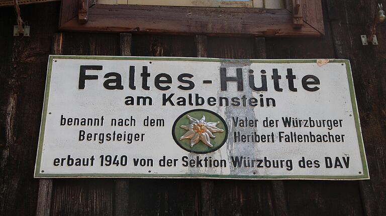 Dieses Schild erklärt den Namen der Hütte.&nbsp;