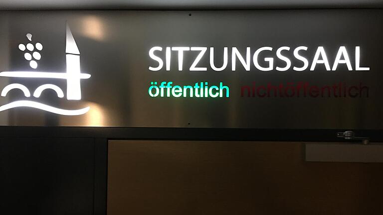 Öffentliche Sitzungen gehören zum Wesen von Kommunalpolitik. Werden sie übermäßig ins Netz verlagert, könnten direkte Beteiligung und Aussprache leiden, findet unser Kommentator.